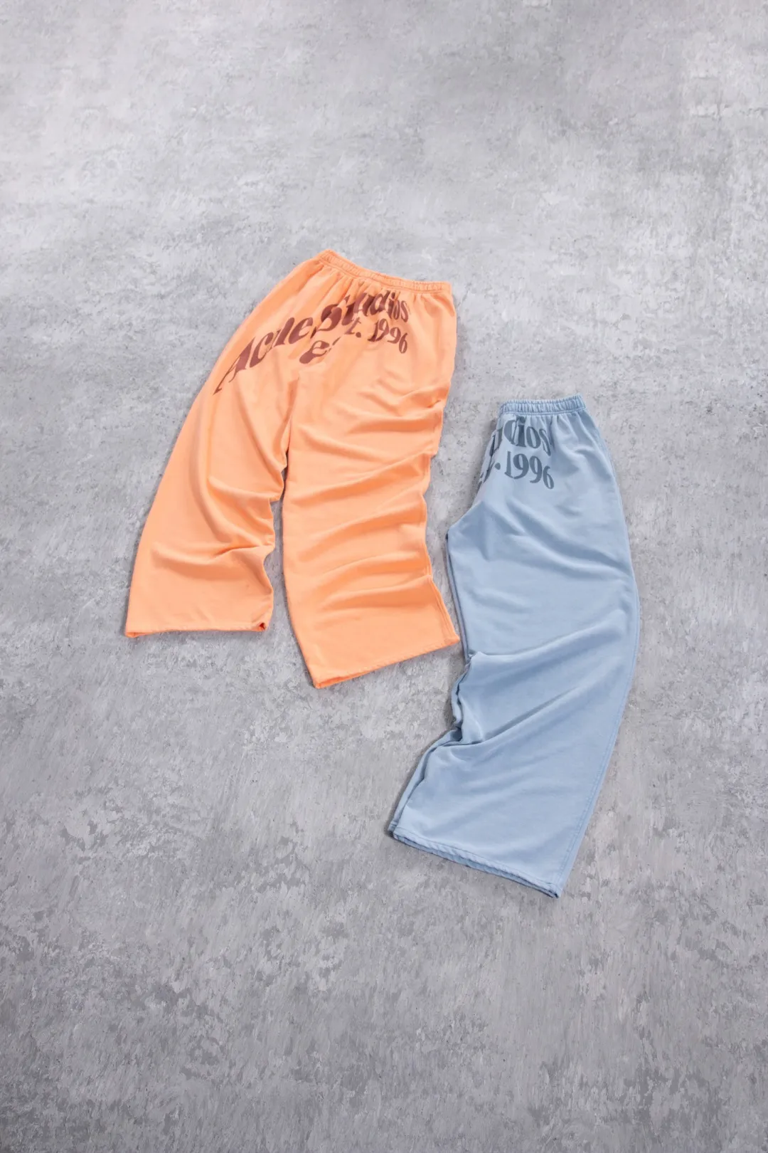 150 Acne Studios, as a fashion brand from Stockholm, Sweden, is not only a typical representative of Nordic minimalist style, but also has become a recognized fashion leader in the fashion industry through artistic processing and sublimation based on the cold style. 2026 new product Acne Studios men's and women's Same Style logo elastic waist loose casual pants, a must-have item, basic simple aesthetics, cold style in color, washed and brushed texture reveals a unique texture of low saturation, elastic waist, very friendly to the figure, insert pockets on both sides to meet daily needs, inner terry comfort is very high, the overall design and tailoring are low-key luxury and connotative, the color and style are Versatile and can be worn, and the trendy atmosphere is overwhelming. Cotton terry wash, Authentic grade! Color: Orange Blue acne lettered loose straight trousers. Fabric: Pure cotton fabric, comfortable to the touch and not tight. The fabric is extremely comfortable and breathable. Craftsmanship: The trousers are washed and distressed. The printing on the back adopts a strong printing and dyeing technology. It is not easy to wear. Details: All accessories are customized. The level of fineness can be hung domestically. Cross-border special Size table: S (waist 30, hip 57, trouser length 104, foot opening 27) M (waist 32) Hips 59, pants length 106, leg opening 28) L (waist 34, hips 61, trouser length 108, leg opening 29) XL (waist 36, hips 63, trouser length 110, leg opening 30) Recommended under 175cm, 80-140 catties S 175-180cm, 140-160 catties M 180-185cm, 160-180 catties L 185-190cm, 180 catties XL